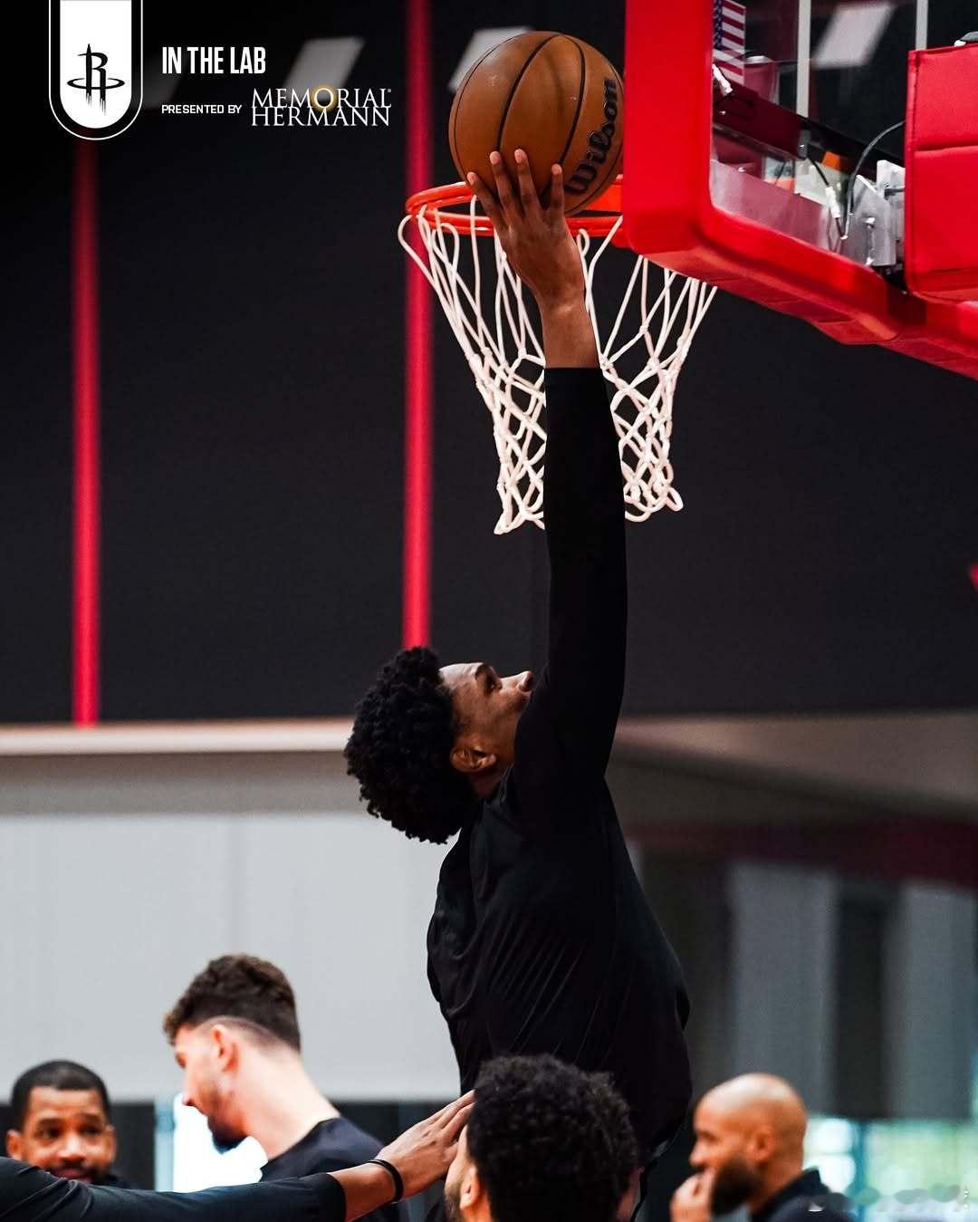 今天没比赛，在休斯敦日常训练，后天对阵掘金