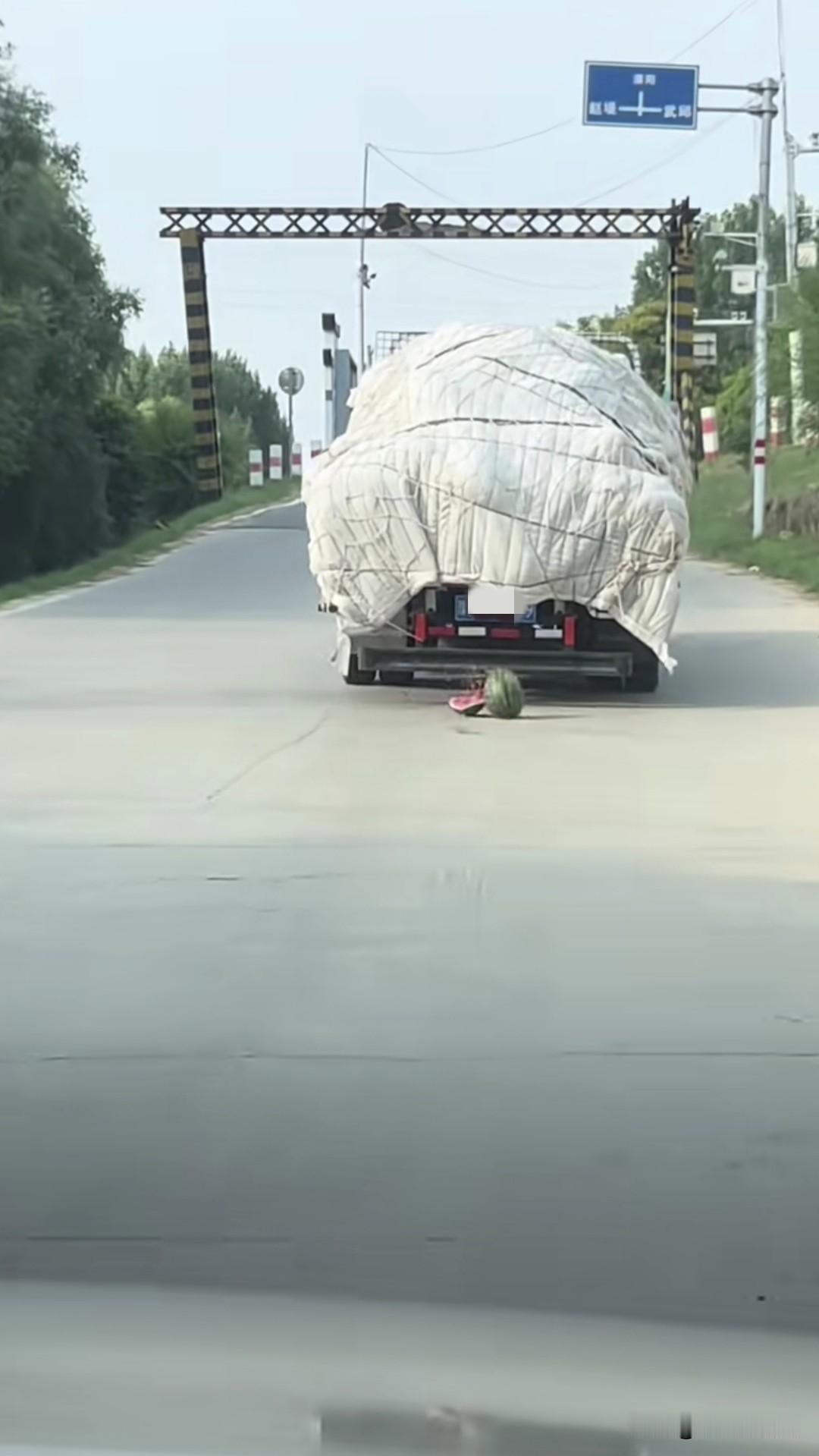 我一路按喇叭，可他以为我嫌弃他开的太慢