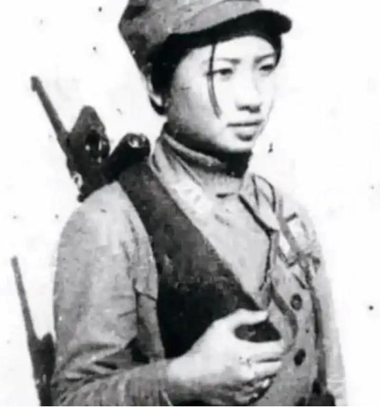 [微风]1937年，地主王学文将门口昏倒的女兵扛上炕。谁料，女兵解开衣襟，他大惊