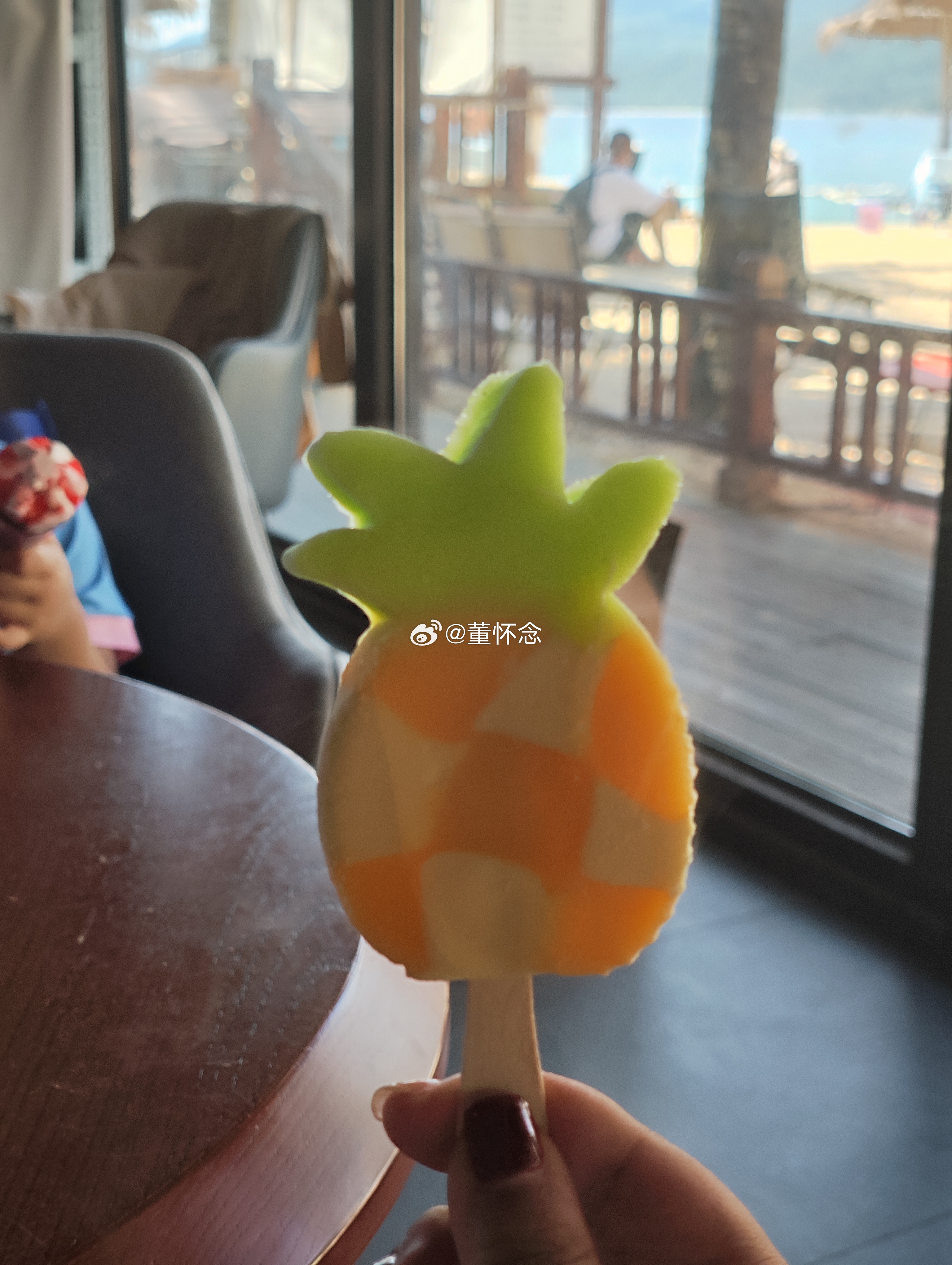 老陈咋回事[笑cry]主动说让我喝啤酒，我拍照时还和我干杯 喂了魔鬼鱼 ​​​