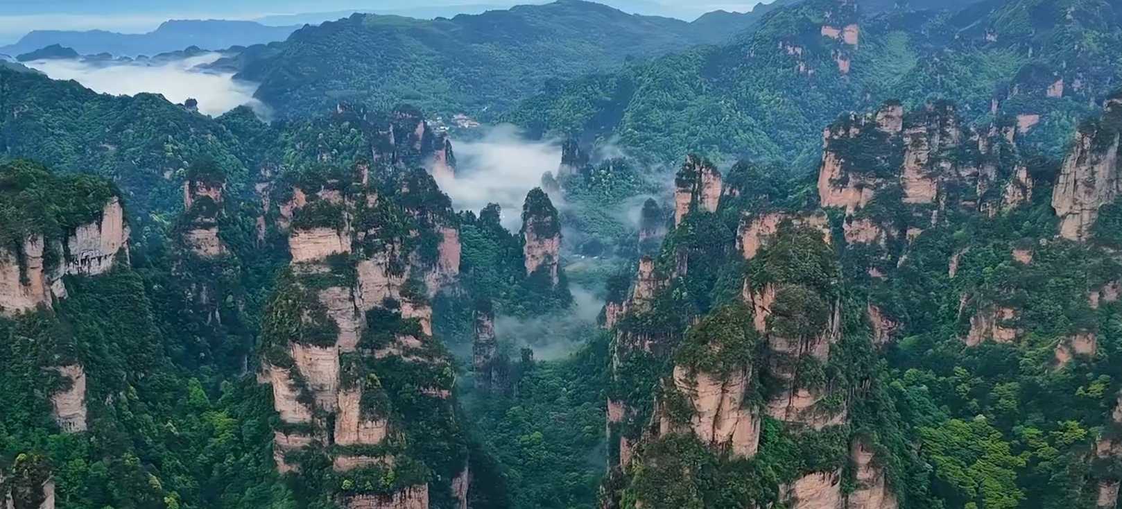 云海翻涌似仙途，人海拥挤亦无憾，一眼万年的景致，抵得过所有奔波。“别人在云海里修