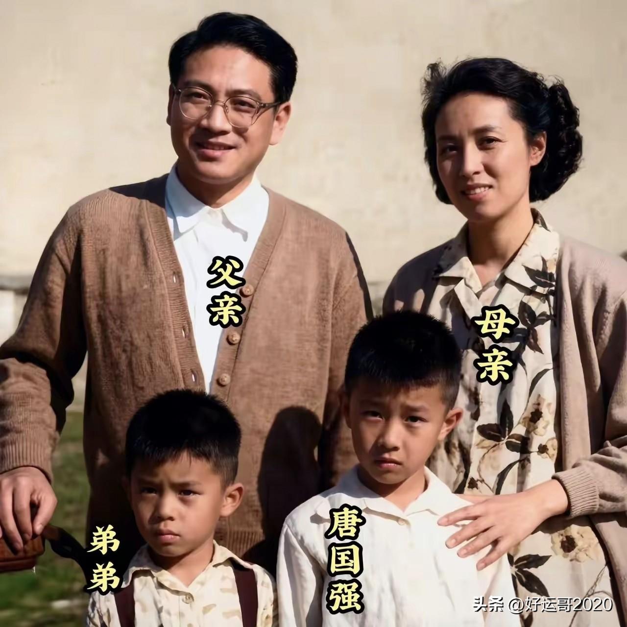 唐国强父母这颜值真高，尤其是父亲这长相身材高大不用说，五官精致大气，非常具有男子