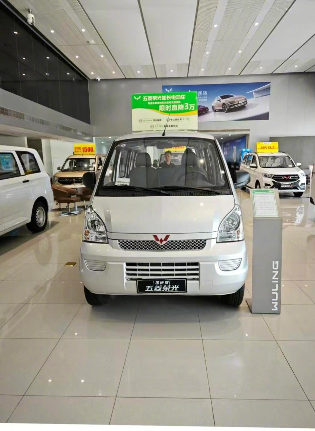 商用版续航有300公里，支持快充，中午吃个饭的功夫就能补不少电。 