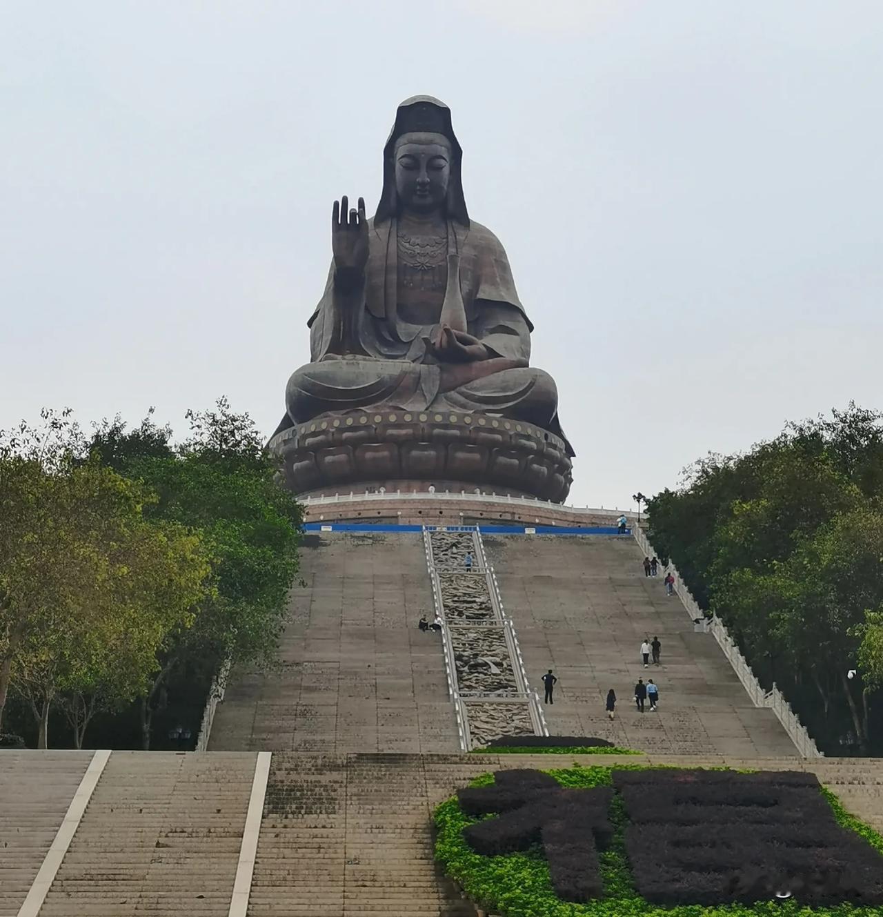 如果你生性善良，有慈悲心，明明自己过得不好，却见不得人间疾苦！
如果你工作努力，
