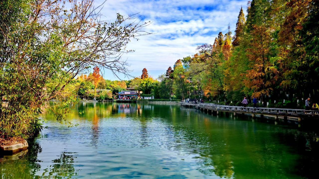 ✨蓝天裁了云絮作绒毯，树木将色彩泼向湖面，小径沿着水蜿蜒，像要把人领进自然写的浪