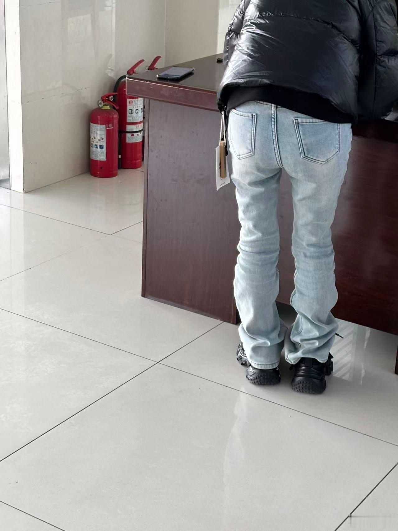 本来以为你们说的买新衣服不剪吊牌是开玩笑，没想到真叫我遇到了……这吊牌也不小，还