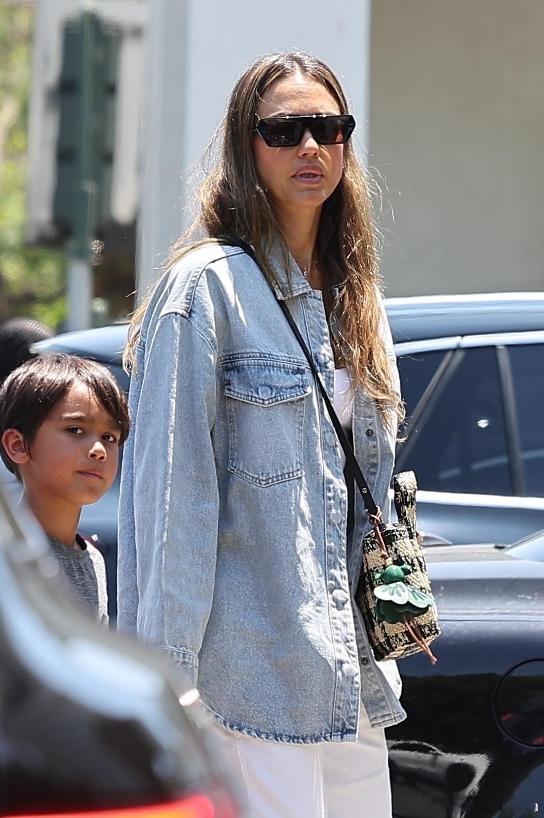 Jessica alba杰西卡阿尔芭在贝弗利山庄外出，购物后带着大女儿honor