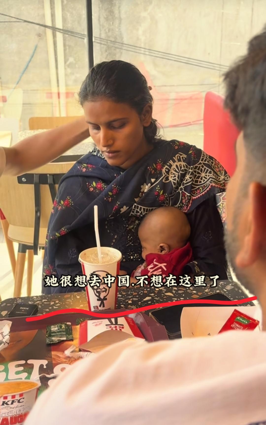 小赵负气一走，萨尼亚人都傻了
不是因为老公要离婚
而是因为亲爹直接把她和儿子扫地