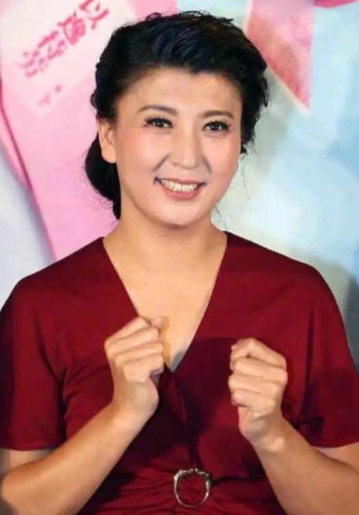 2016年，45岁的闫学晶发现自己意外怀孕，此时，女儿林傲雪28岁，儿子林傲霏2