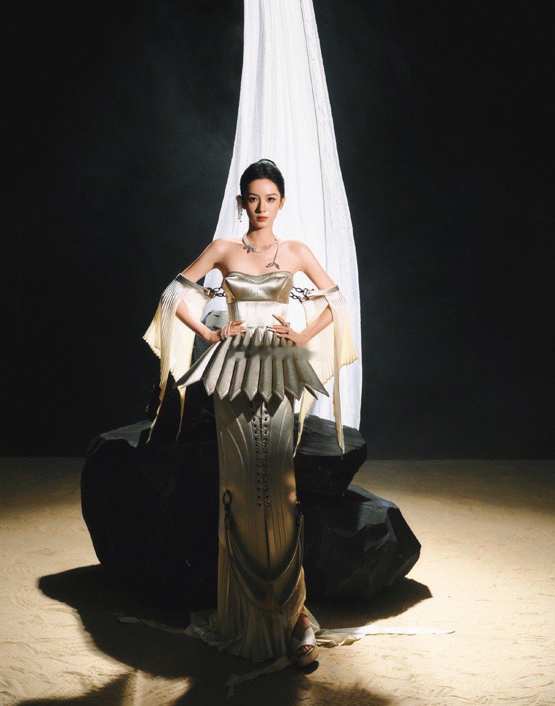 星光大赏红毯｜周也礼服：Robert Wun SS2024 高级定制系列珠宝：T