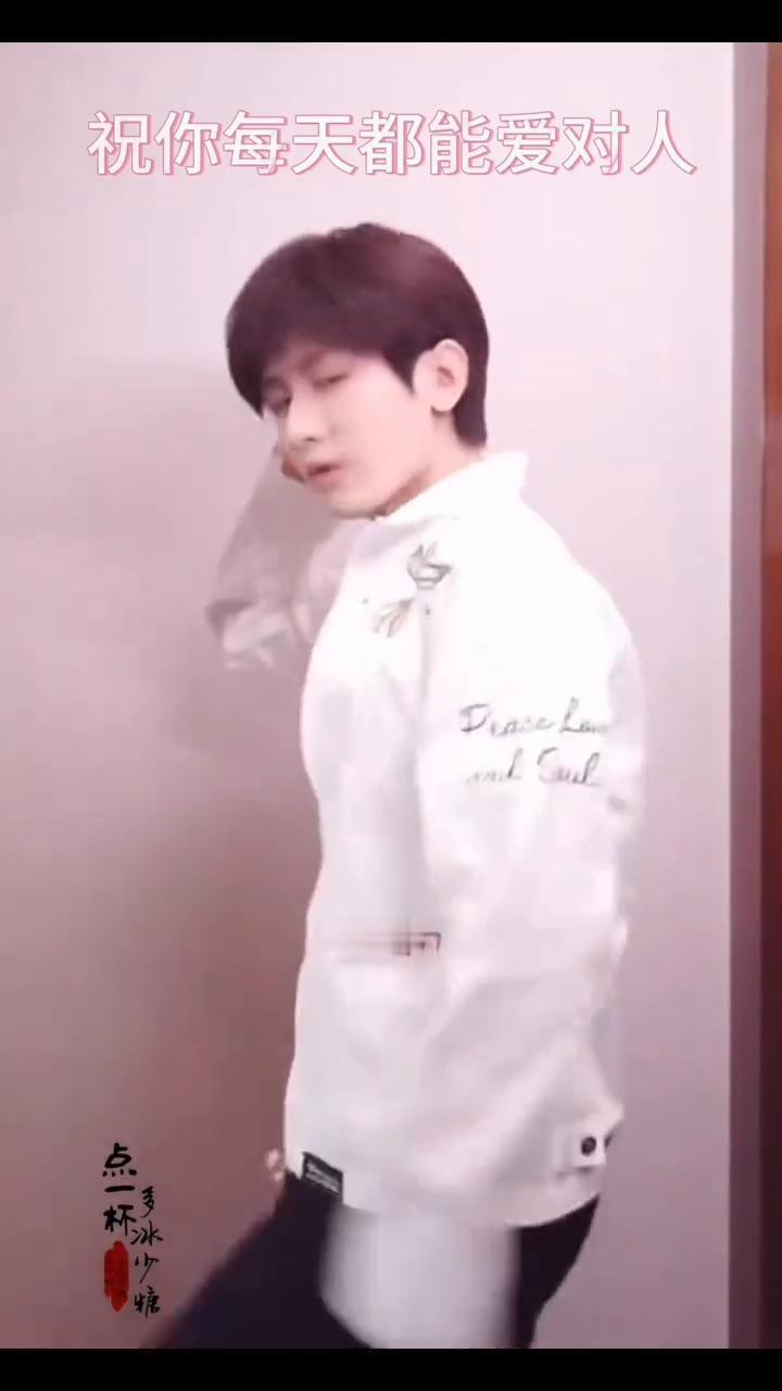 祝你顺风顺水顺财神，祝你朝朝暮暮有人疼，祝你每天都能爱对人，祝你排位把把都超神。