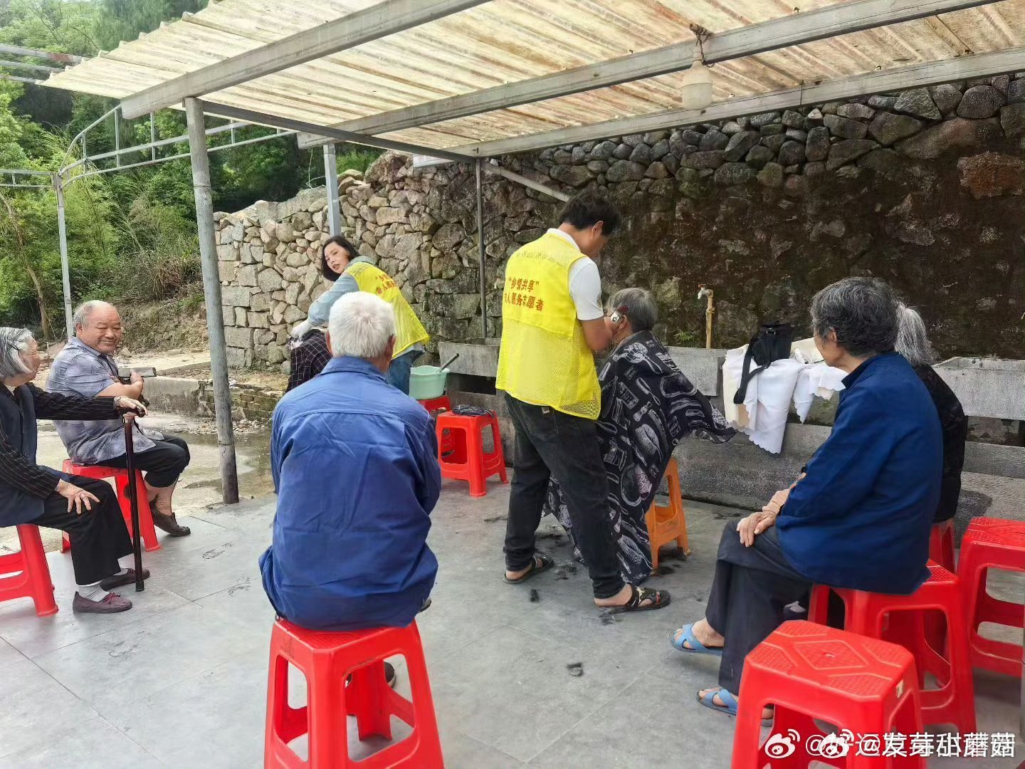 台州医护志愿者翻山越岭让银龄听见爱的声音 近日，台州三门。第六届“红社创想·情满
