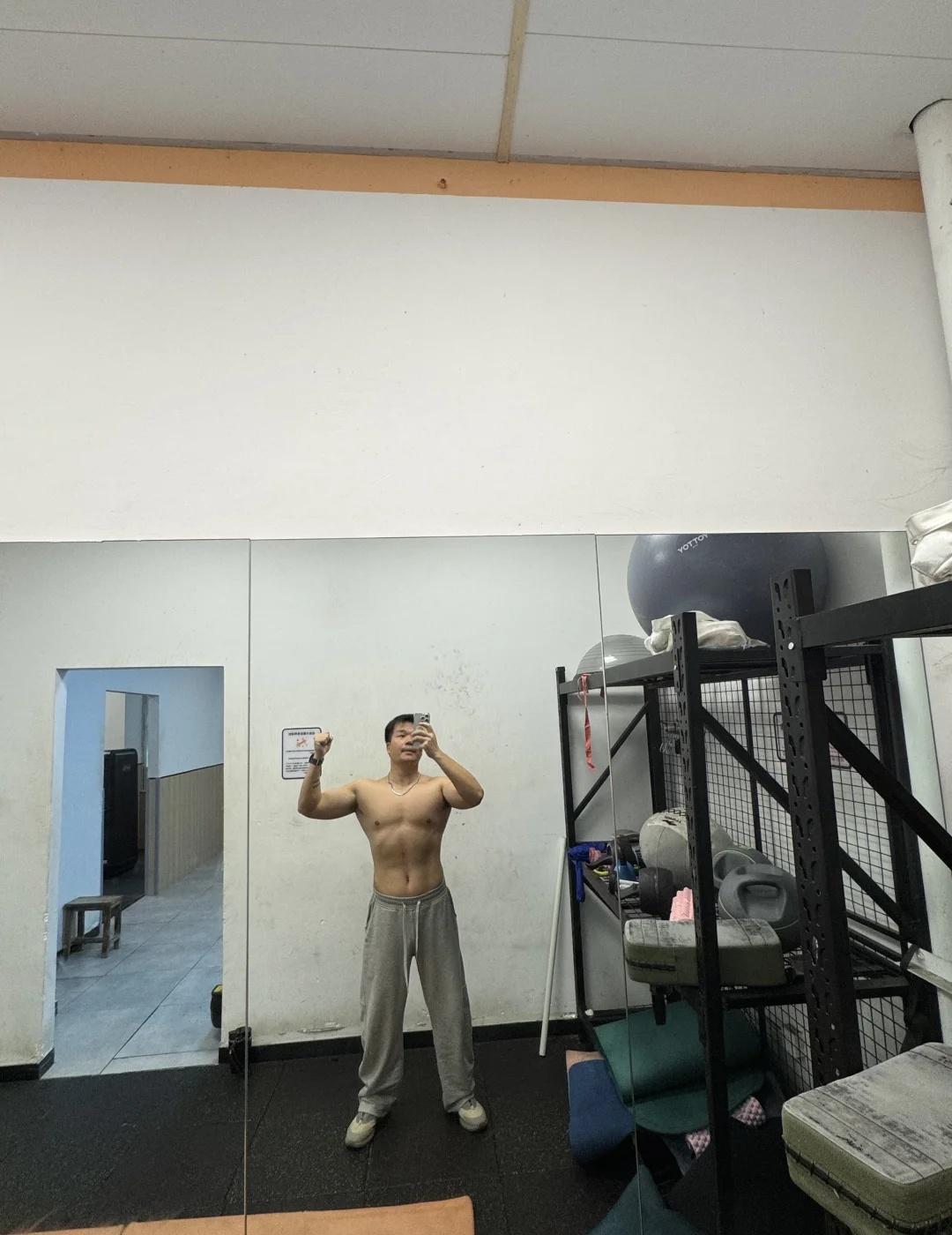 长沙在下雨就没救了
整个春天都在潮湿中度过
健身 今天下雨了天气不似预期