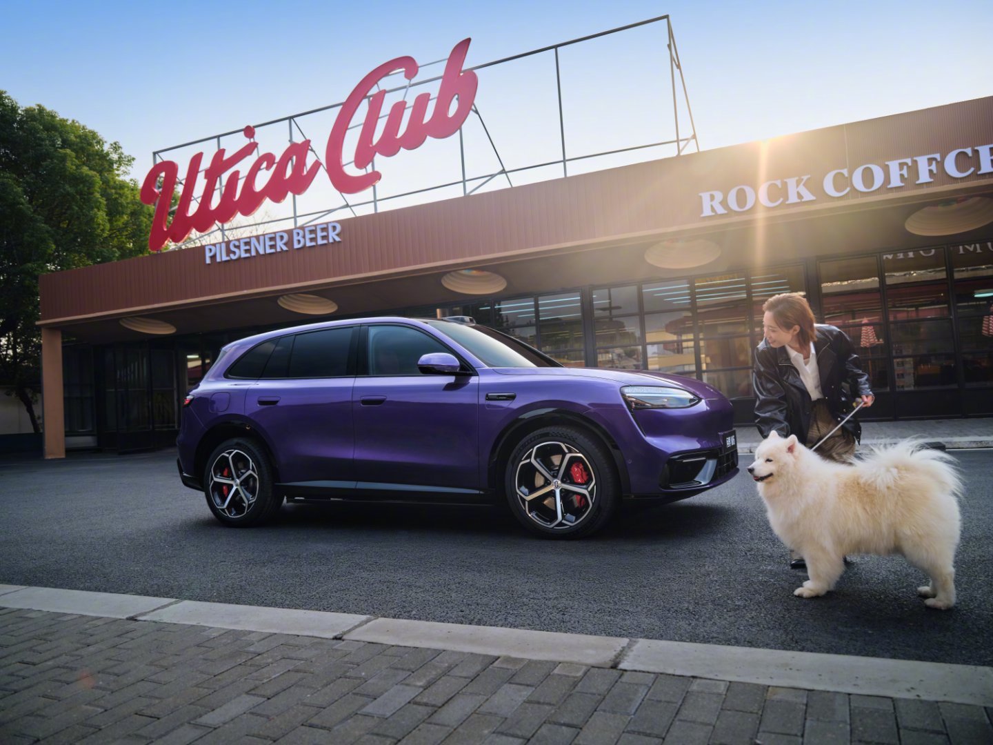 问界M6 这个至高202L容积的前备箱，是真能装。露营装备、折叠桌椅，甚至婴儿车