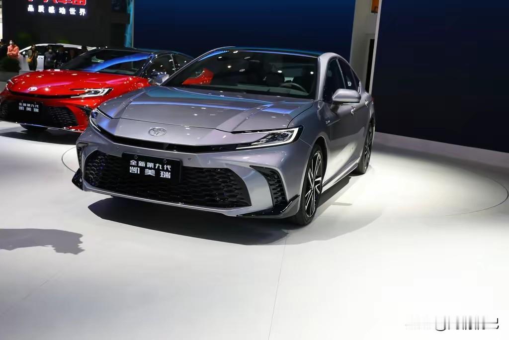 20万想买中型轿车，真的不用盲目纠结。
 
家用省心、不想折腾，闭眼冲丰田凯美瑞