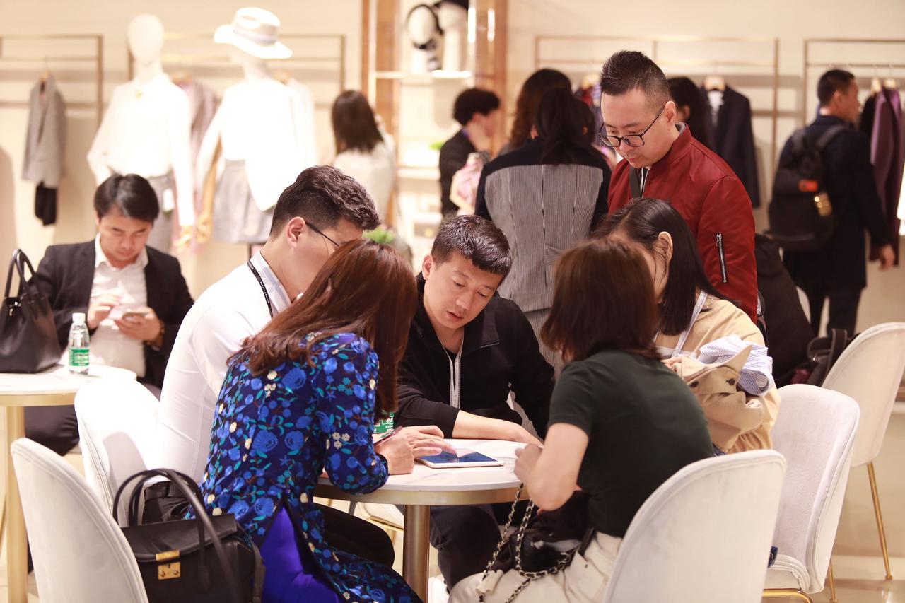 未来中国会出现一个非常恐怖的商业模式，就是：把一堆根本没人要的东西，卖给那些压根