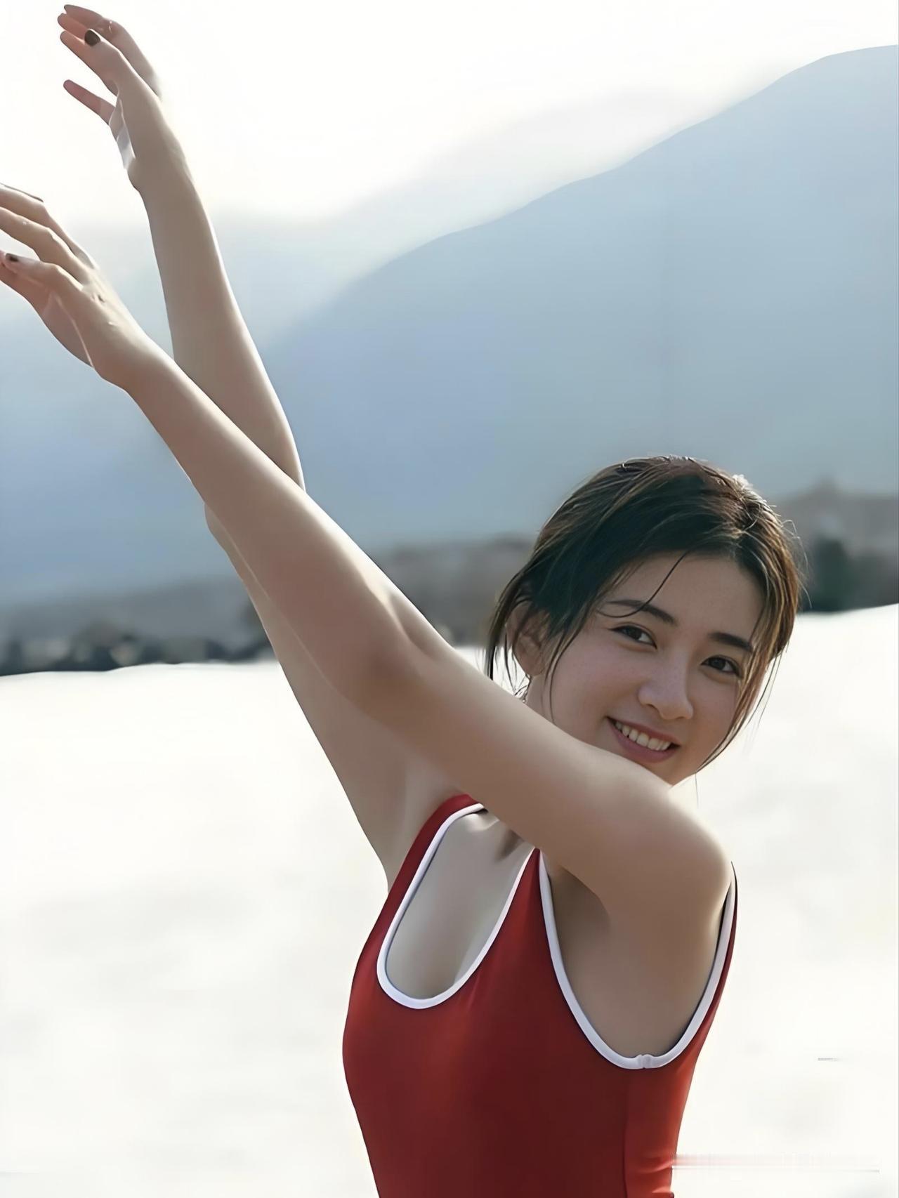 梁洁，温婉如玉，笑靥如花。不被标签定义，在岁月中沉淀从容。她以真诚与热爱，演绎万
