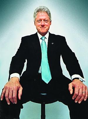 克林顿会耍帅，会摆酷，还会在雨中演讲，有酷酷士兵给他撑伞。他拍照不会让人失望的，