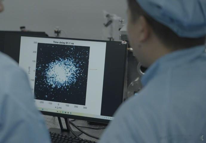 我国科学家实验室复刻类球状闪电据央视新闻消息，中国科学院上海光学精密机械研究所科