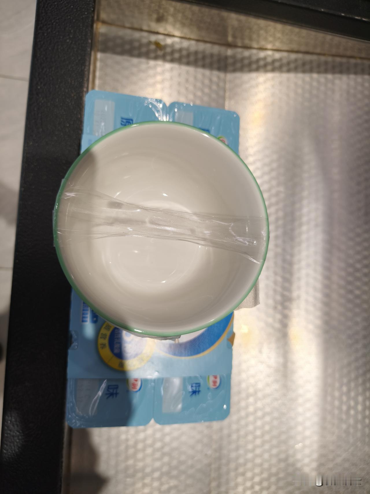 这会去接儿子放学，早去了一会，顺便去逛了一会超市，薅到了一个便宜商品，还是伊利的