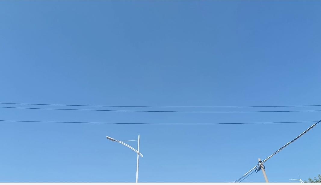 东营九月十二日：
望着天，心想：走进去，是不是就会熔化在蓝天里。