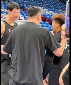 京粤大战一触即发！赛前热身杜锋、周琦笑容满面，广东有机会获胜吗！

5月6日，C