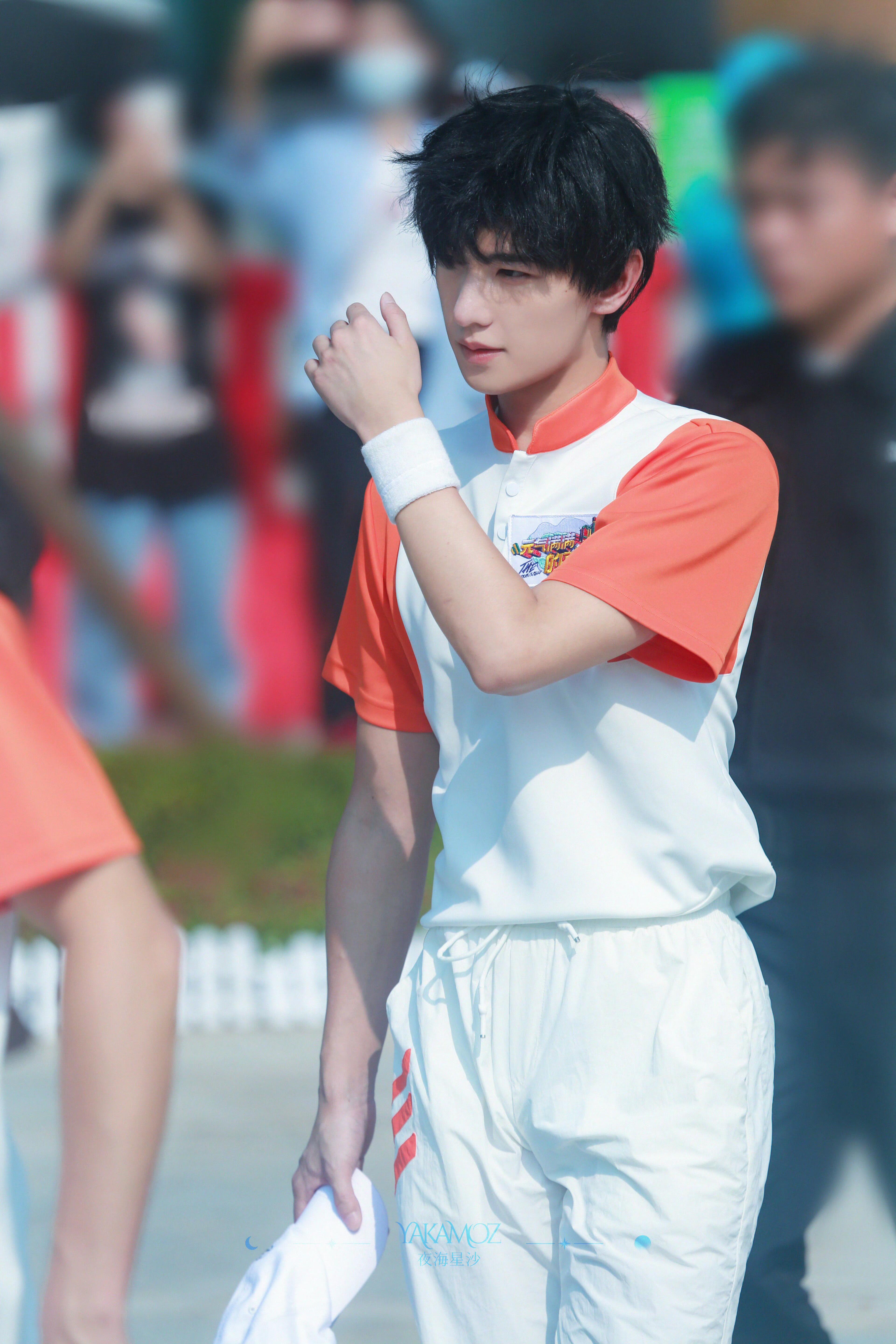 杨洋心选撕漫男杨洋侧脸还是那么神久违长发造型引发不少讨论，气质和外形相得益彰，也