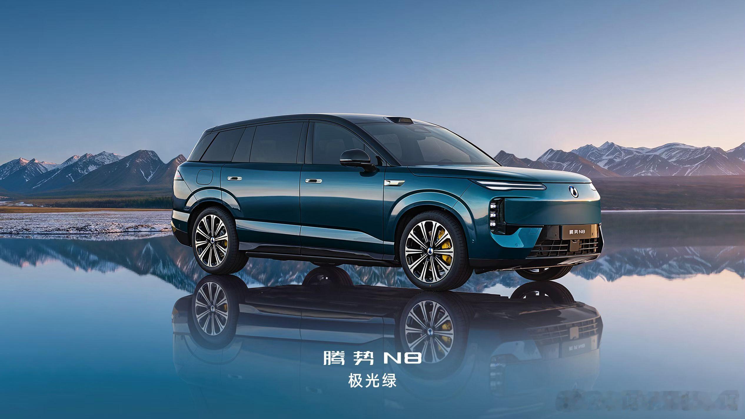 腾势N8这次给了三大全新车色:极光绿|蓝绿交辉，极光变幻，别具一格深空蓝|清透蓝