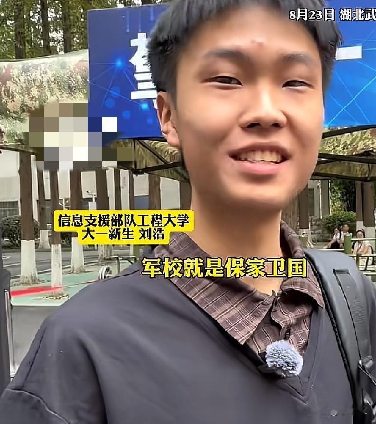 8月23日，湖北武汉，湖南一18岁大学新生，牵着76岁奶奶的手来到信息支援部队工