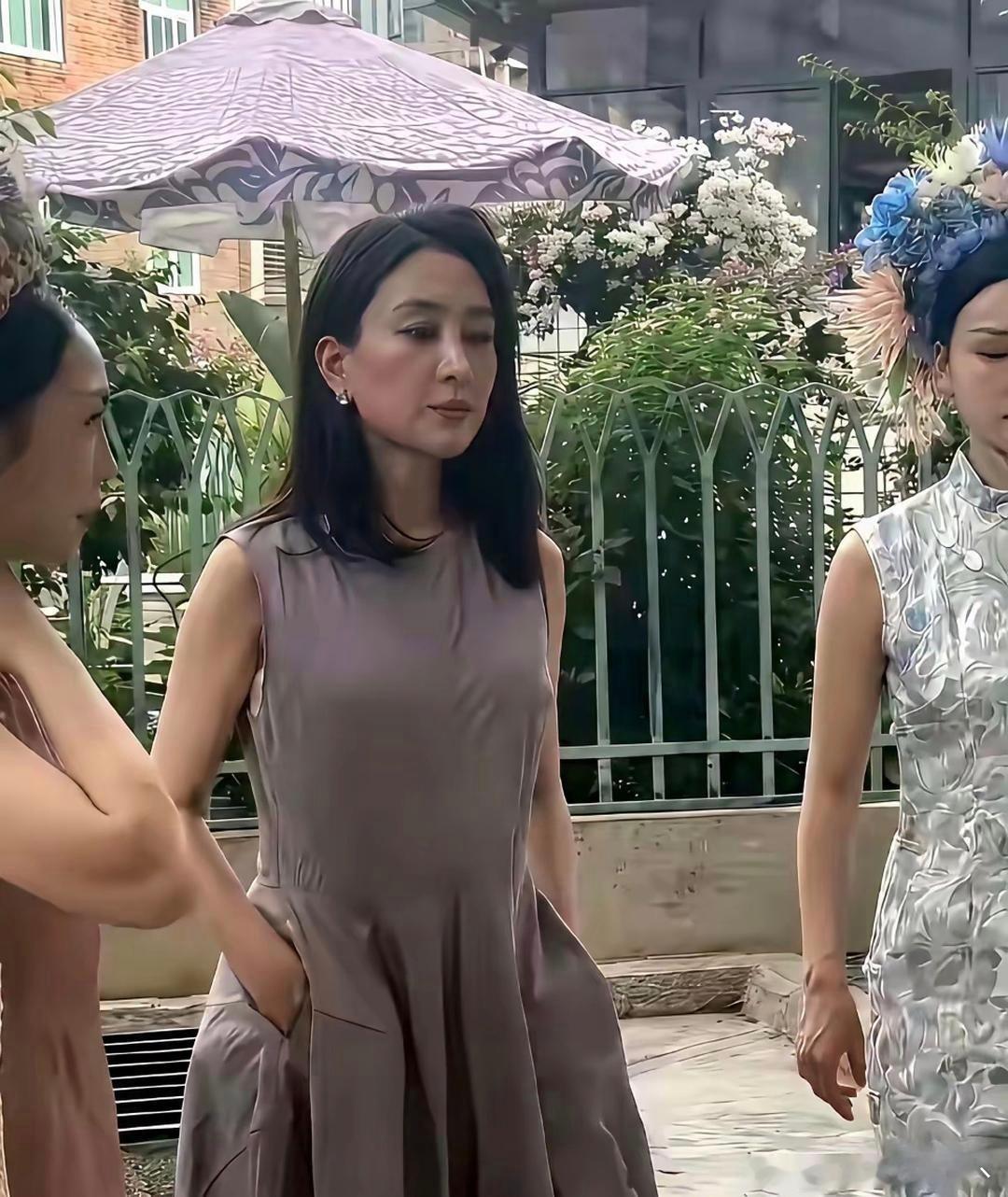 人家一脸不高兴，你们还凑上去合影 