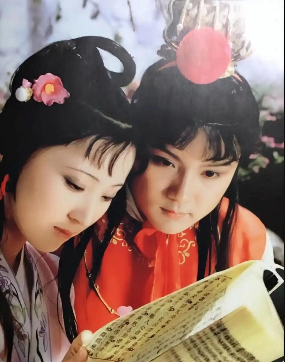 一、世事无常，看淡浮华

贾府从钟鸣鼎食到树倒猢狲散，印证了没有永恒的荣华富贵，