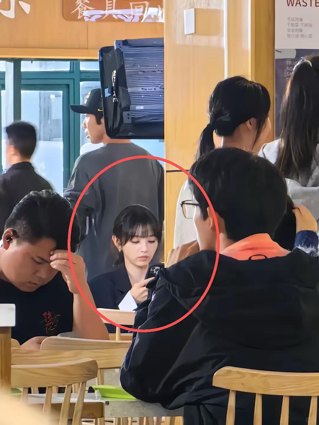 田微微用的是什么牌子的手机，看上去像素挺好的