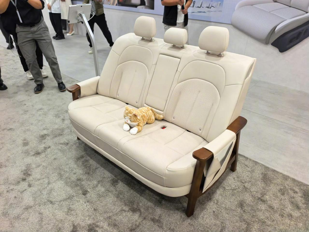 日产大沙发，由于大家经常叫日产大沙发，所以日产直接出了一个这样的沙发！
这是在广