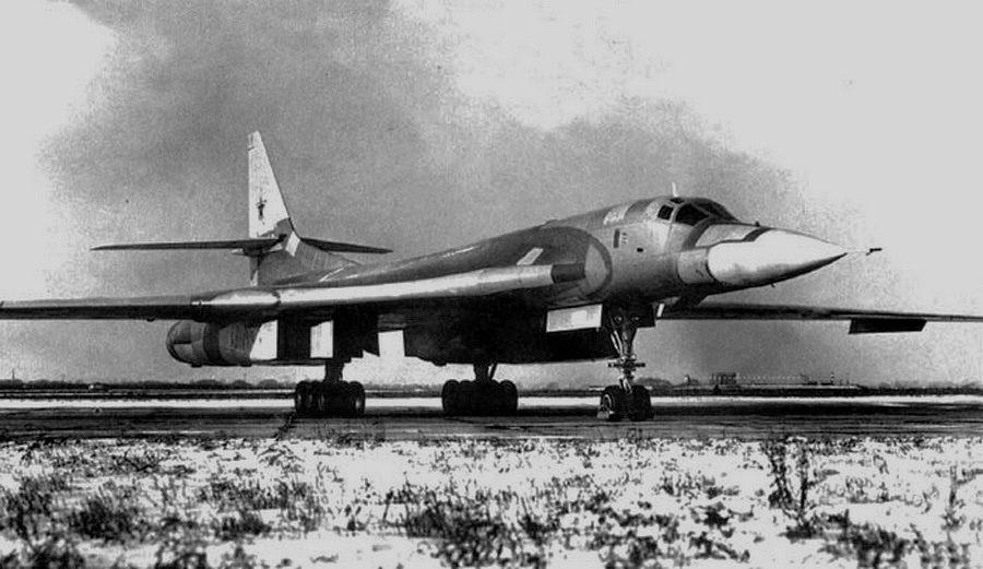 1981年12月18日，Tu-160原型机70-1号在拉缅斯科耶（现在的茹科夫斯