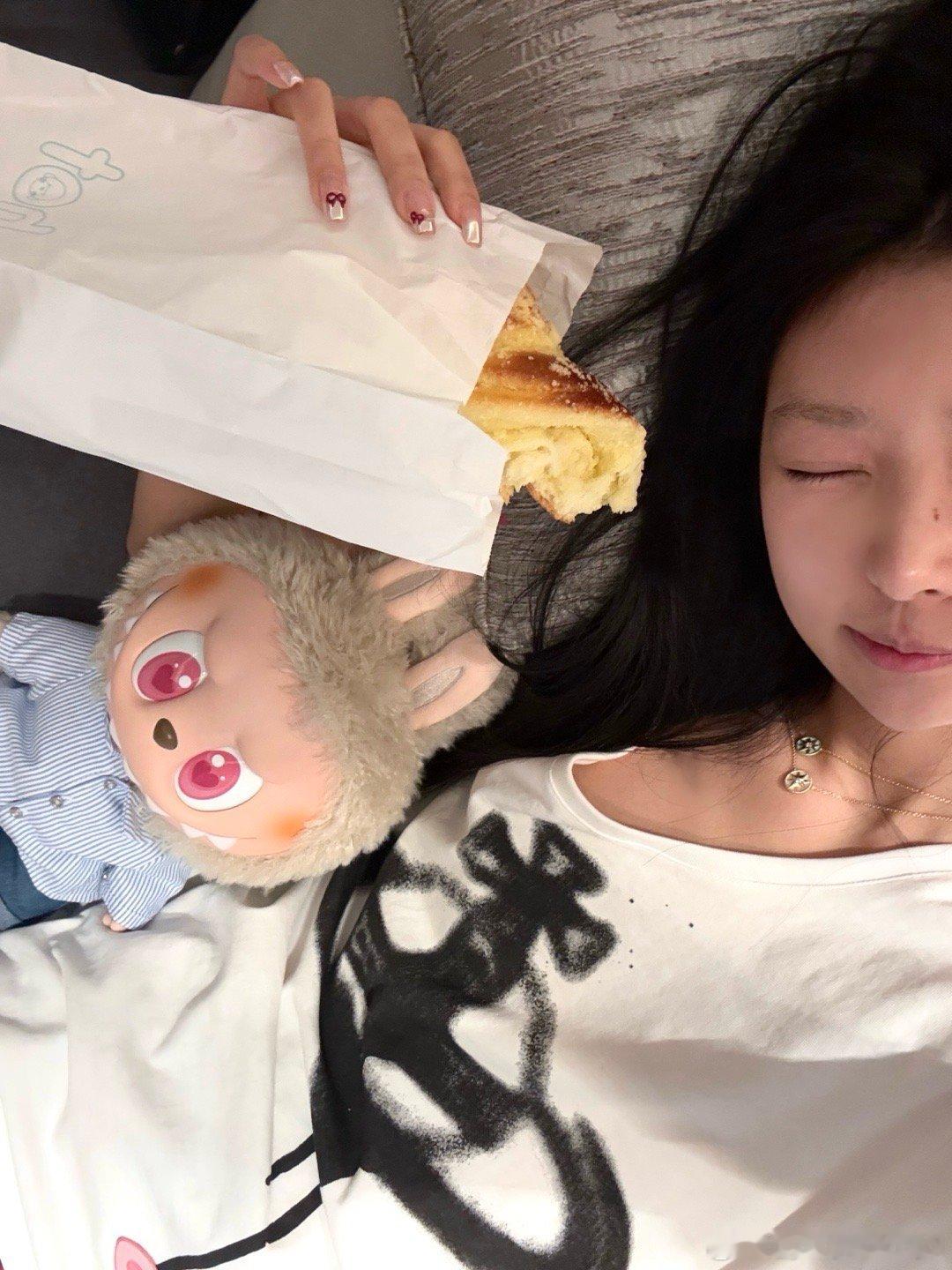 好宅一颗人幸福具像化的一日 醒来收到情人节礼物≽^•༚• ྀི≼ 和工作完煮一碗