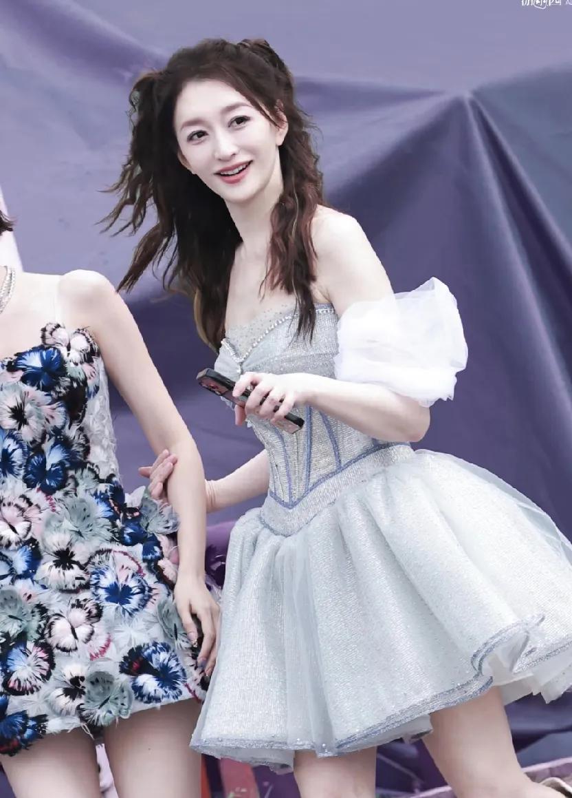 真服了唐艺昕李小冉了。
两人互相拦腰一起走，边走边给观众飞吻和比心。
38岁的唐