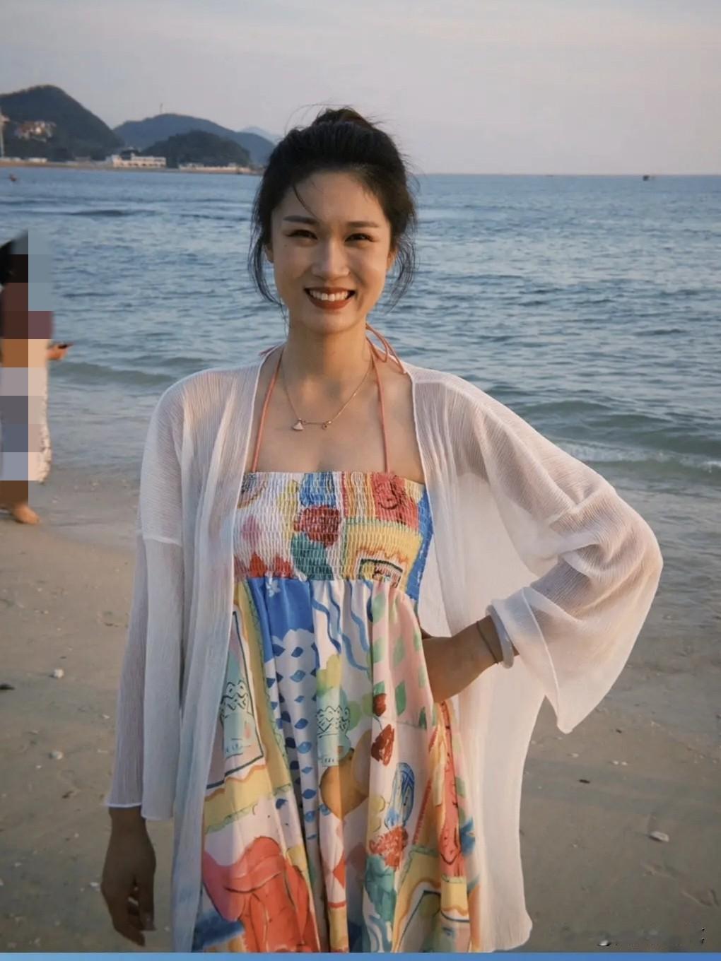 女排王梦洁发文庆祝跨年
穿上生活装的王梦洁大变样，我快要认不出来了。她还挺爱臭美