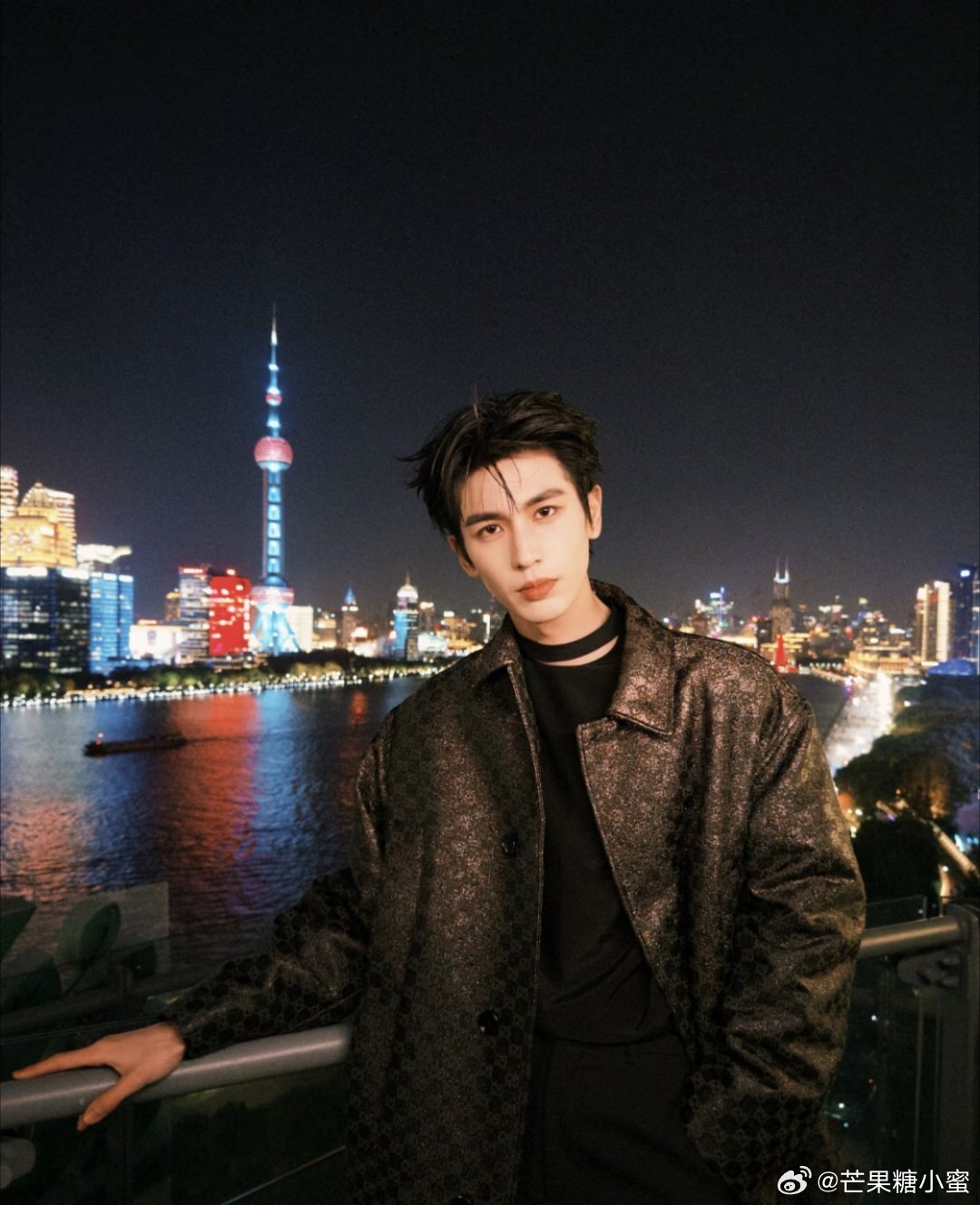 感觉张凌赫有些崩溃了4月5号张凌赫在高铁站被大批私生和代拍围堵，有人怼脸拍还恶意