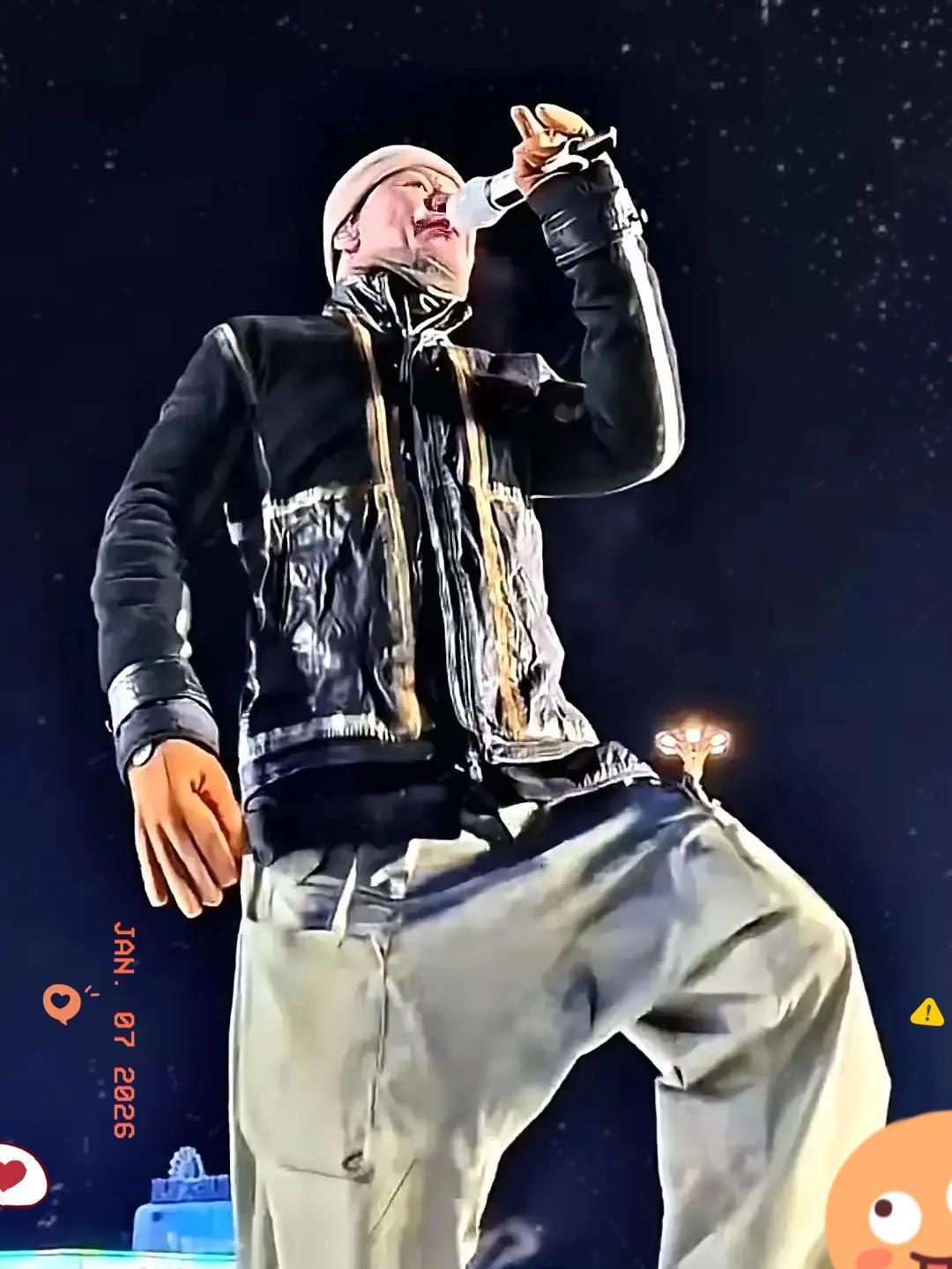 大半夜的，哈尔滨文旅局还得爬起来澄清：那谁，真不是我们请的，他自己来玩的。
我当