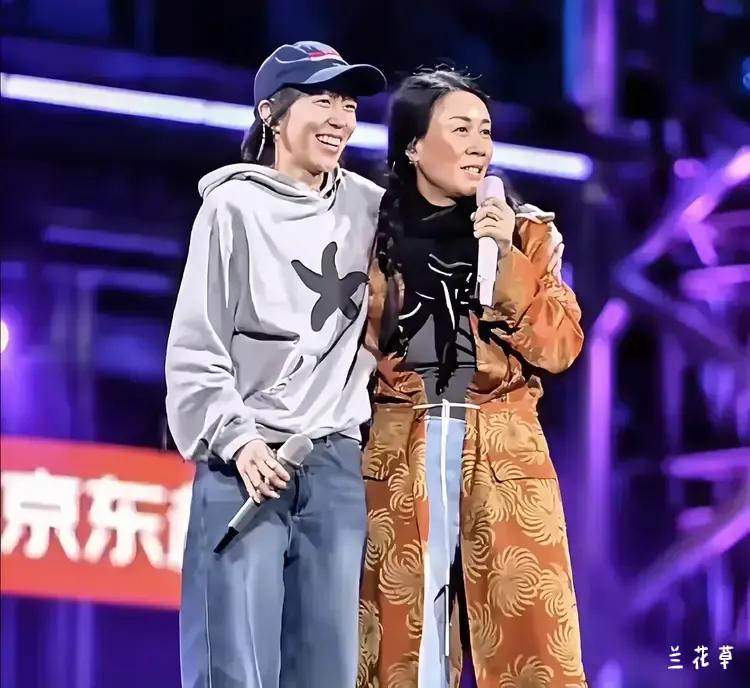 看窦靖童和那英的热乎劲儿，她们的私下交情一定很不错。  
那英和王菲是姐妹称，窦