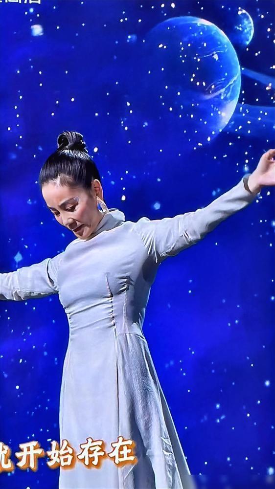 56岁的王菲，一首歌又把人唱哭了。
刚开口，好多人觉得平平无奇，甚至有点倦。没