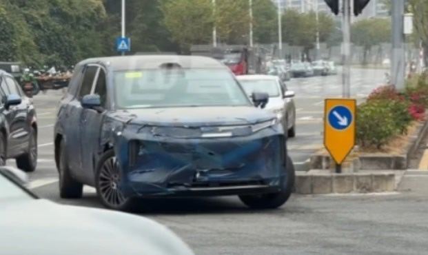 让唐再次伟大？传说中比亚迪大唐，最终叫啥还不知道，尺寸很大，带后轮转向。 