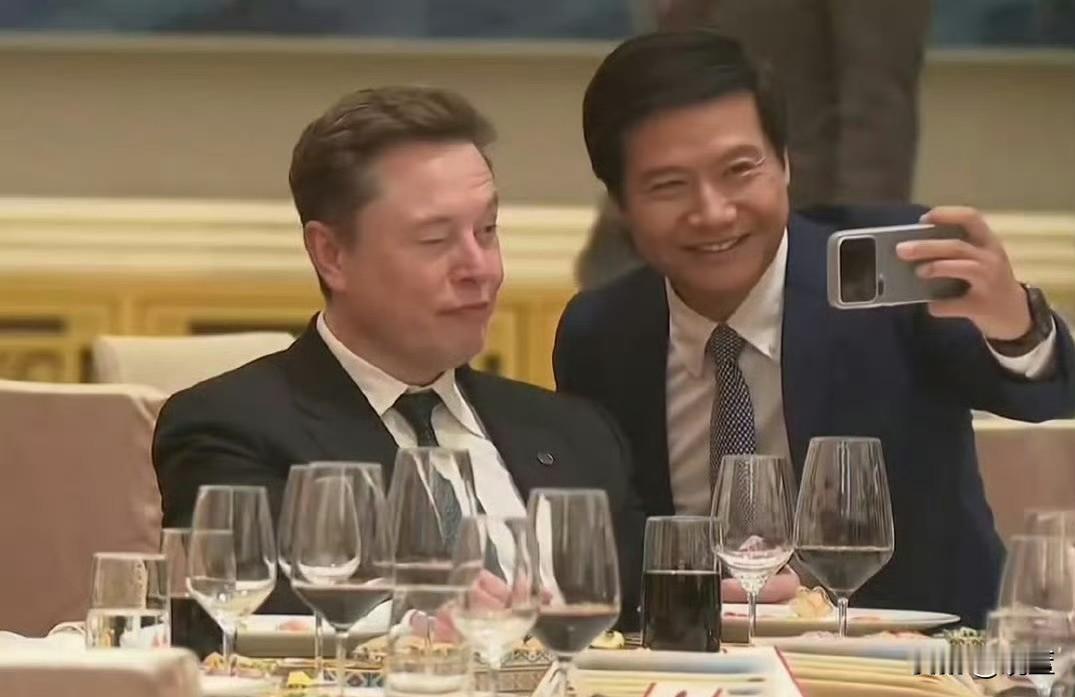 雷军也和我们普通人一样，见了偶像会激动，面对大佬会流露真实的仰视感。
在特朗普访
