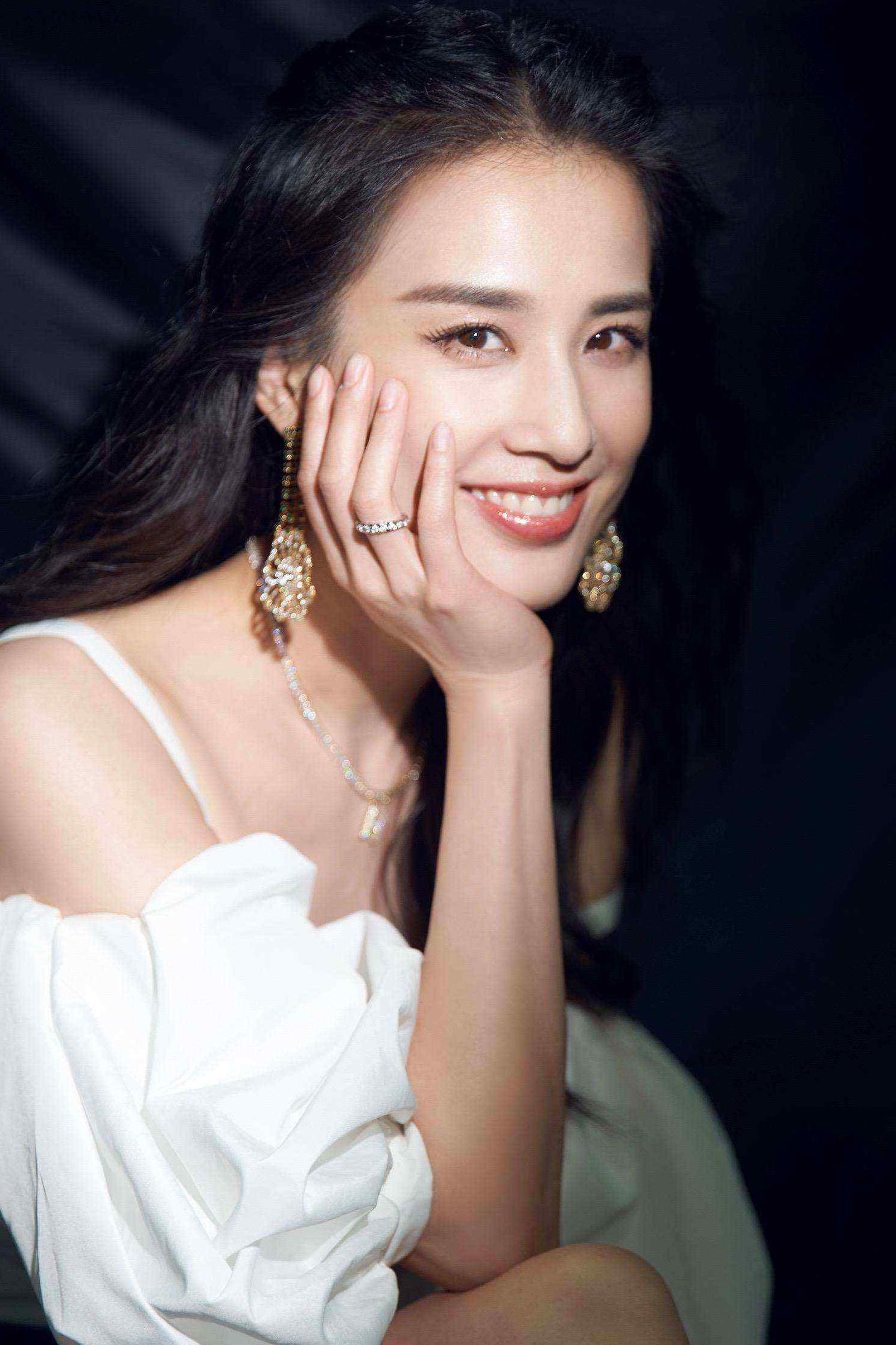 #黄圣依仍然选择离婚#黄圣依自曝想离婚已3年，婚姻是爱情的坟墓啊[允悲]还是单身