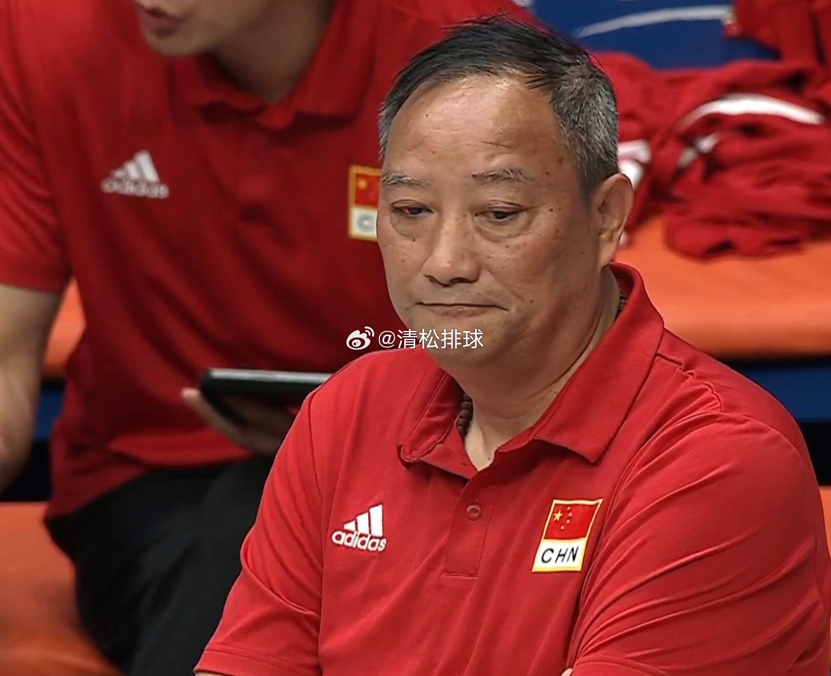 白了眉毛也白了头发可是又能怎么办呢…跟拥有丰富的国际赛事经验的教练来比我相信吴导