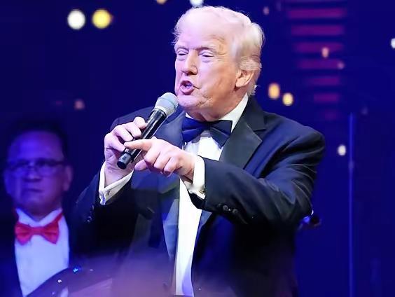 除夕夜，特朗普在海湖庄园俱乐部奉劝人们不要担忧他的健康，“我有很好的基因。”但他