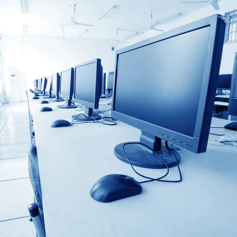 纯理科生，是选计算机，还是人工智能，哪个好就业

感觉大数据，
编程课都会是必然