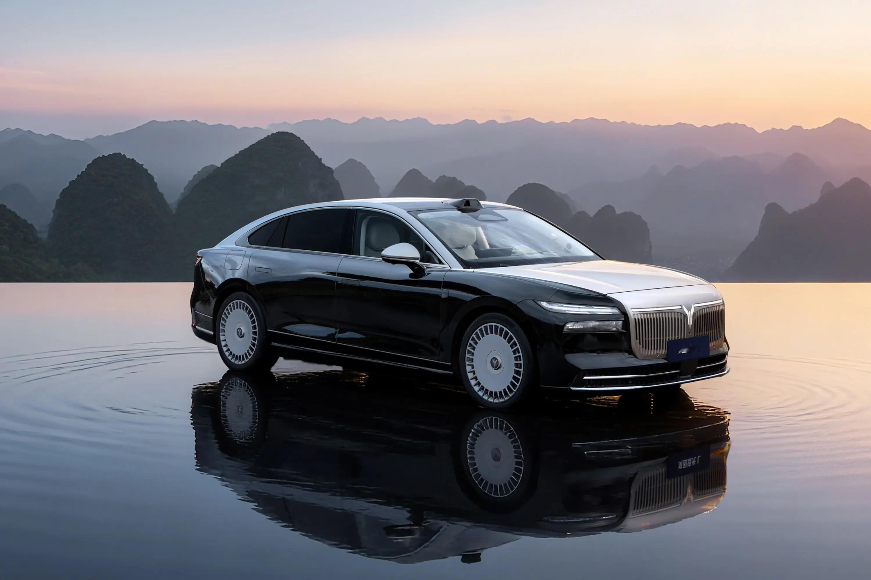 这款即将上市的旗舰轿车，亮点是真不少。华为智驾系统够靠谱，复杂路况也能稳稳应对，