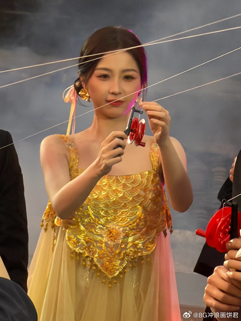 狂接虞书欣送的祝福虞书欣给王一栩拍大头贴虞书欣获奖感言主打一个真诚又好笑。祝福观