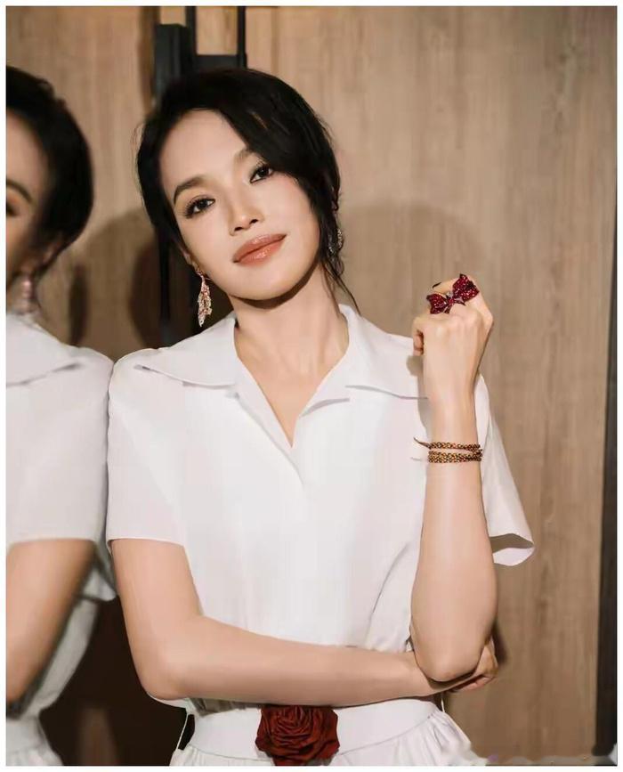 YU7代言人还是舒淇骨子里自带高级美感，温婉从容尽显大气风范，精致容颜让人越看越